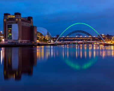 Tyne, İngiltere 'deki Newcastle - 27 Ağustos 2021: Gateshead Millennium Köprüsü, BALTIC Çağdaş Sanat Merkezi, Tyne Köprüsü ve Sage Gateshead' e doğru bakın..