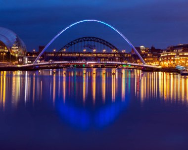 Tyne Nehri üzerinde, Gateshead Millennium Köprüsü 'ne ve Tyne, Northumberland, İngiltere' deki Newcastle 'daki Tyne Köprüsü' ne doğru bir manzara..