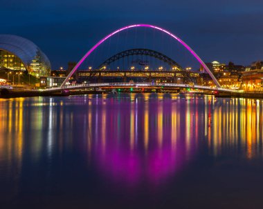 Tyne Nehri üzerinde, Gateshead Millennium Köprüsü 'ne ve Tyne, Northumberland, İngiltere' deki Newcastle 'daki Tyne Köprüsü' ne doğru bir manzara..
