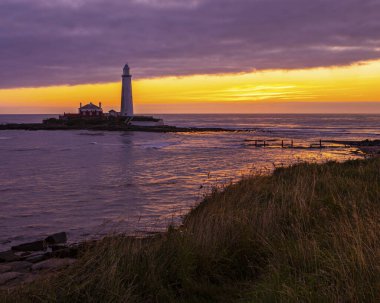 İngiltere 'nin güzel Northumberland kıyısındaki St. Marys Deniz Feneri' nde gün doğumu..