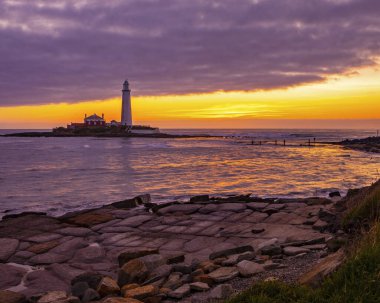 İngiltere 'nin güzel Northumberland kıyısındaki St. Marys Deniz Feneri' nde gün doğumu..