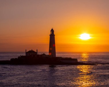 Northumberland, İngiltere 'deki muhteşem St. Marys Deniz Feneri' nde gün doğumu..
