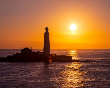Northumberland, İngiltere 'deki muhteşem St. Marys Deniz Feneri' nde gün doğumu..