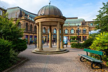 Harrogate, İngiltere - 30 Ağustos 2021: İngiltere 'nin Kuzey Yorkshire kentindeki tarihi kaplıca kasabası Harrogate' deki Victoria Alışveriş Merkezi 'ne doğru bakıyor.