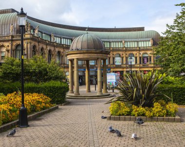 Harrogate, İngiltere - 30 Ağustos 2021: İngiltere 'nin Kuzey Yorkshire kentindeki tarihi kaplıca kasabası Harrogate' deki Victoria Alışveriş Merkezi 'ne doğru bakıyor.