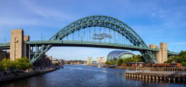 Tyne, İngiltere 'deki Newcastle - 24 Ağustos 2021: Tyne Köprüsü ve Gateshead Köprüsü' nün Tyne, İngiltere 'deki Newcastle' daki Tyne Nehri 'ni kaplayan muhteşem manzarası.