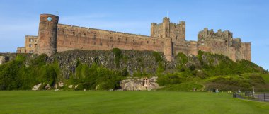 Northumberland, İngiltere 'deki muhteşem Bamburgh Kalesi' nin panoramik görüntüsü..