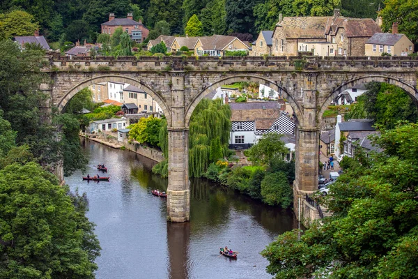 İngiltere 'nin Yorkshire kentindeki Knaresborough kasabasındaki Nidd Nehri üzerindeki Knaresborough Viaduct' un güzel bir manzarası..