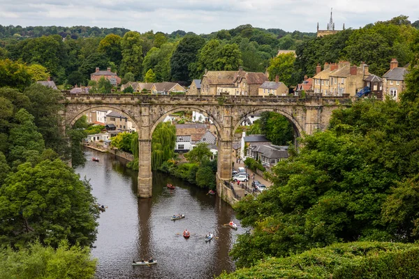 İngiltere 'nin Yorkshire kentindeki Knaresborough kasabasındaki Nidd Nehri üzerindeki Knaresborough Viaduct' un güzel bir manzarası..