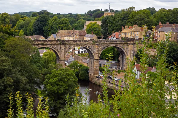 İngiltere 'nin Yorkshire kentindeki Knaresborough kasabasındaki Nidd Nehri üzerindeki Knaresborough Viaduct' un güzel bir manzarası..