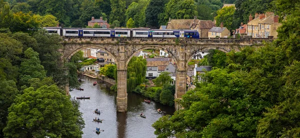 Knaresborough, İngiltere - 24 Ağustos 2021: Yorkshire, İngiltere 'deki Knaresborough kasabasındaki etkileyici Knaresborough Viaduct' tan geçen bir tren.