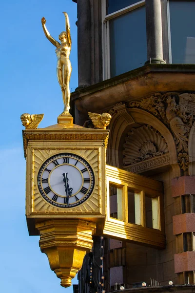 ニューカッスル アポン タイン 2021年8月24日 英国ニューカッスル アポン タインの北ゴールドスミス店の外観に黄金の彫刻と時計を装飾 — ストック写真