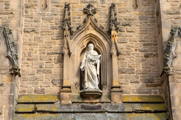ダーラム市場で撮影されたビューは 英国ダーラム市の聖ニコラス教会の外観上の聖ニコラスの像を示しています — ストック写真