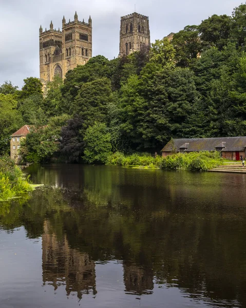 英国のダーラム市の川の摩耗を見下ろす壮大なダーラム大聖堂 — ストック写真