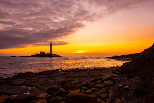 英国诺森伯兰海岸美丽的圣玛丽灯塔的日出 — 图库照片