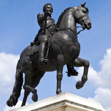 Henry IV heykeli Paris'te