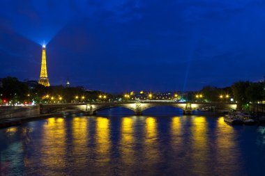 paris Pont des Invalides ve Eyfel Kulesi