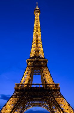 alacakaranlıkta Paris'te Eyfel Kulesi