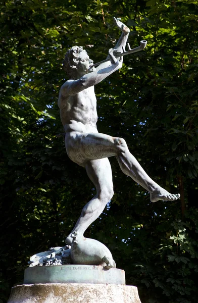 Faune dansant skulptur i Luxembourgträdgården — Stockfoto