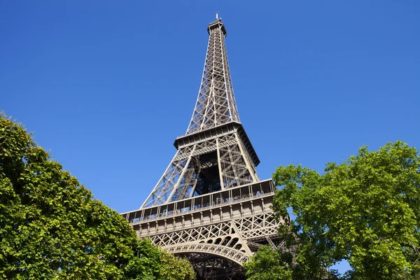 Looking up at the Eiffel Tower in Paris — Stock Photo, Image