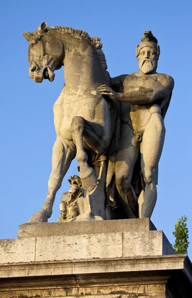 Статуя на d'lena мосту в Парижі — стокове фото