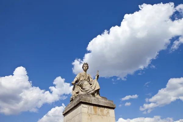 Staty på pont du carrousel i paris — Stockfoto