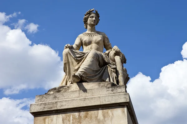 Standbeeld op pont du carrousel in Parijs — Stockfoto