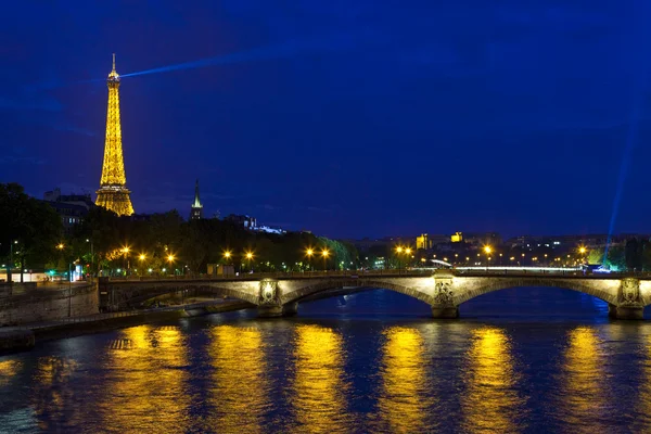 Pont des invalides és az eiffel-torony Párizsban — Stock Fotó