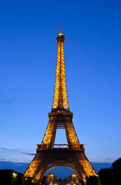 Эйфелева башня в сумерках Парижа — стоковое фото