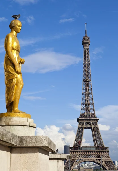 Gyllene staty på trocadero och eiffel tower — Stockfoto