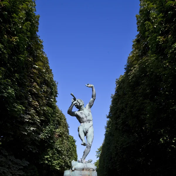 Faune dansant sochařství v jardin du luxembourg — Stock fotografie