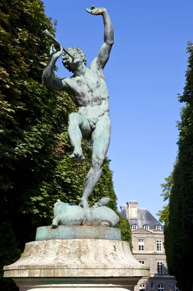 Скульптура Фауна Дансана в Люксембургском саду — стоковое фото