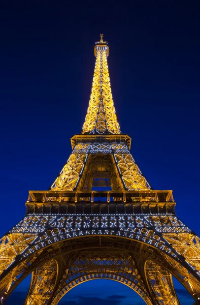 A Torre Eiffel em Paris ao anoitecer — Fotografia de Stock