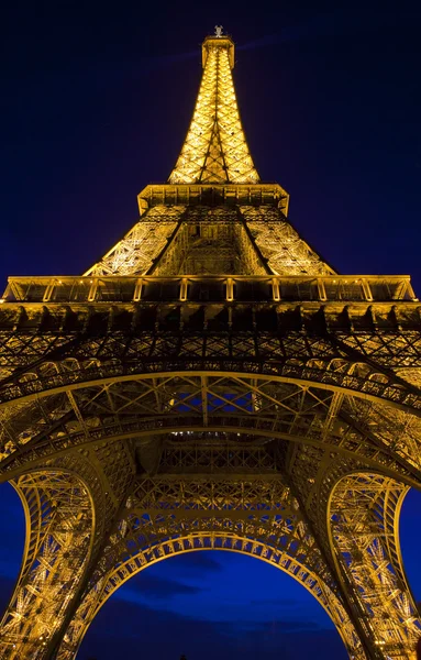 Eiffeltoren in Parijs bij nacht — Stockfoto