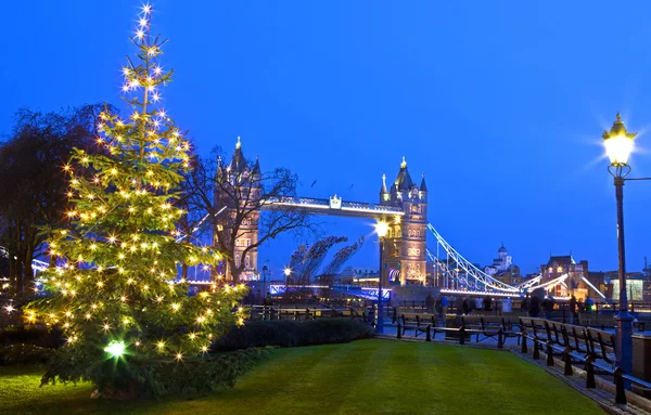 Widok z mostu Tower Bridge na Boże Narodzenie — Zdjęcie stockowe