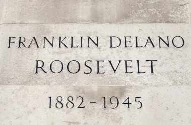 Franklin D. Roosevelt heykeli Londra'daki üzerinde adı plak
