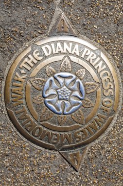 Bir plak için Diana Princess of Wales Memorial yürüme