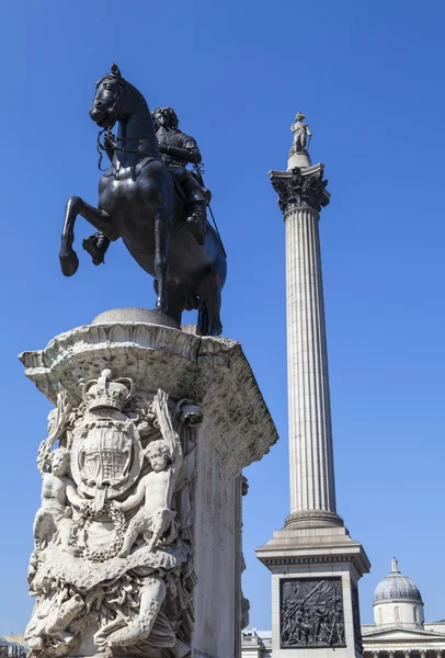 King Charles 1. staty och Nelsons kolonn på Trafalgar Square — Stockfoto