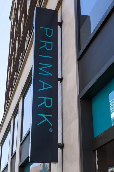 Магазин одежды Primark в Лондоне — стоковое фото