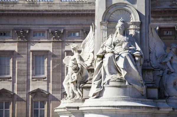 Victoria Memorial and Buckingham Palace in London — Stock Photo, Image