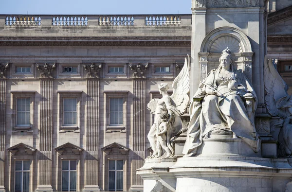 Victoria Memorial i Buckingham Palace w Londynie — Zdjęcie stockowe