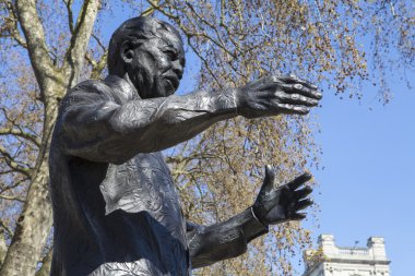 Nelson Mandela heykeli Parliament Square, Londra