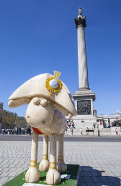 Shaun koyun Londra'da Trafalgar Meydanı'nda