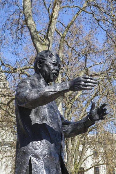 Estatua de Nelson Mandela en Parliament Square, Londres — Foto de Stock