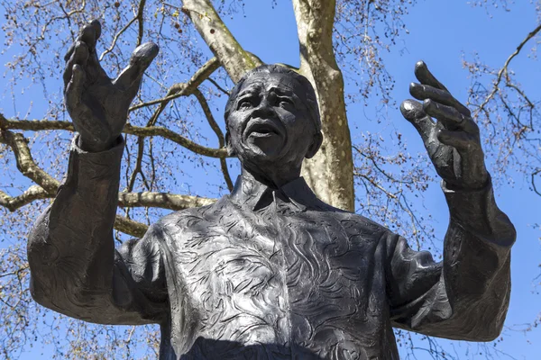의회 광장, 런던에서에서 넬슨 만델라 동상 — 스톡 사진