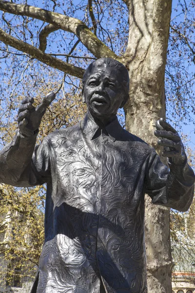 Estatua de Nelson Mandela en Parliament Square, Londres — Foto de Stock