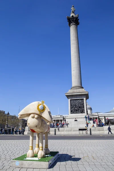 Shaun het schaap op Trafalgar Square in Londen — Stockfoto