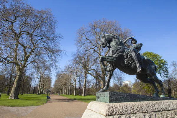 Fyzikální energie socha v Kensingtonských zahradách v Londýně — Stock fotografie