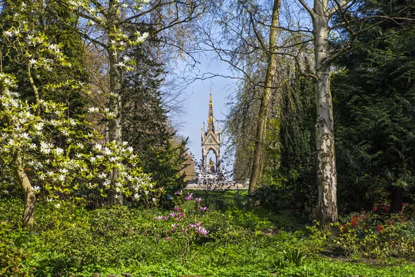 Перегляд Albert Memorial через Кенсінгтонських садів в Лондоні — стокове фото