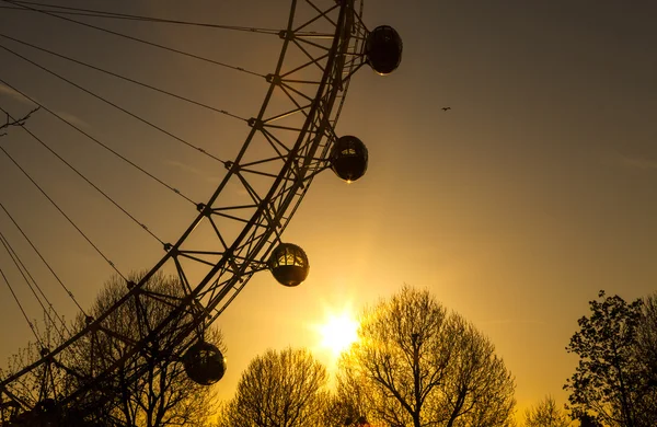 Londýnské oko při západu slunce — Stock fotografie